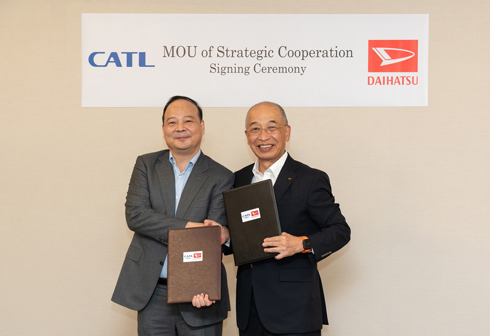 Robin Zeng, founder and chairman of CATL (left) and Okudaira Soichiro, CEO of Daihatsu. 