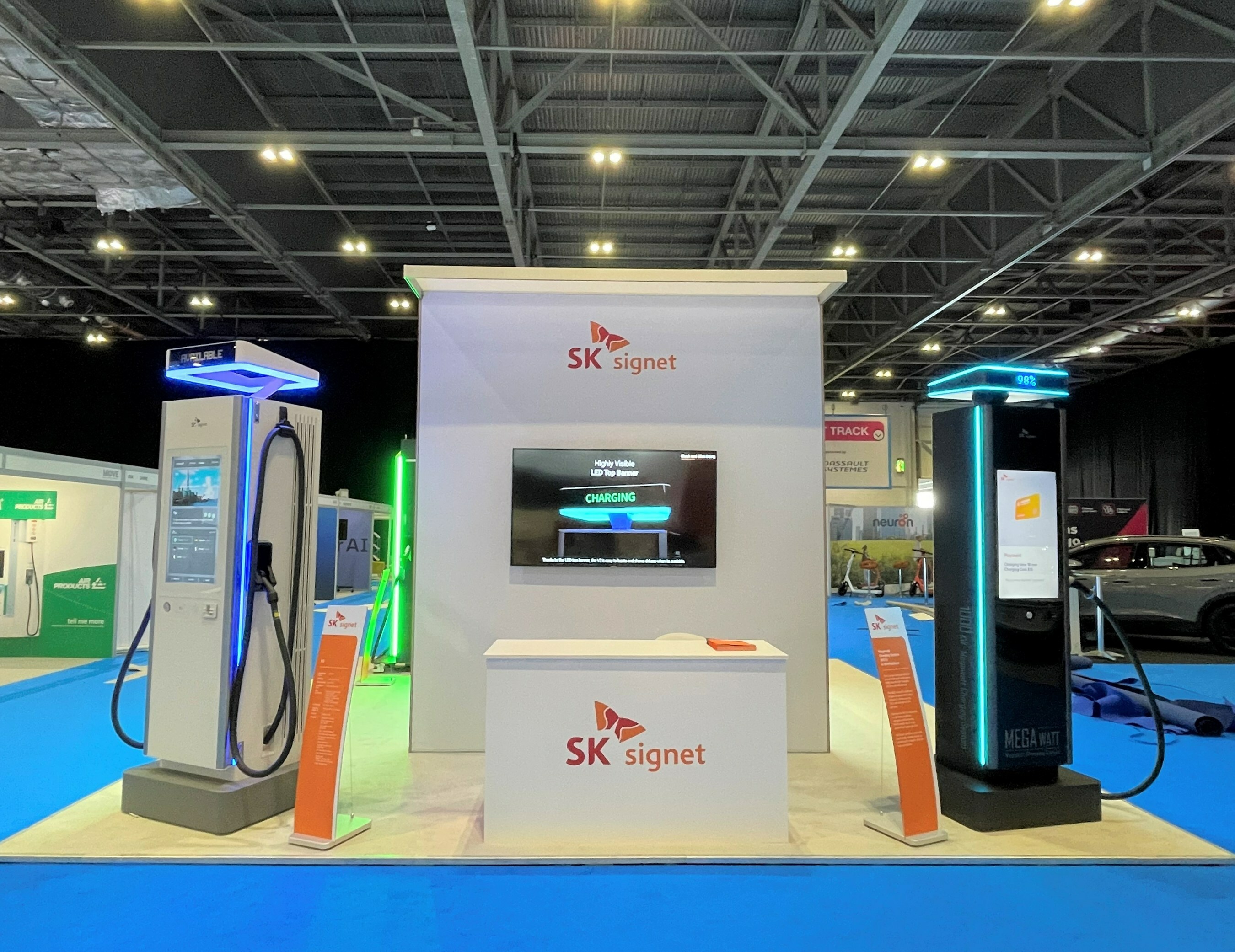 At last week’s Move London 2023, SK Signet showcased the 400kW V2 ultra-fast charger, which can fully charge an EV to 80% in just 15 minutes