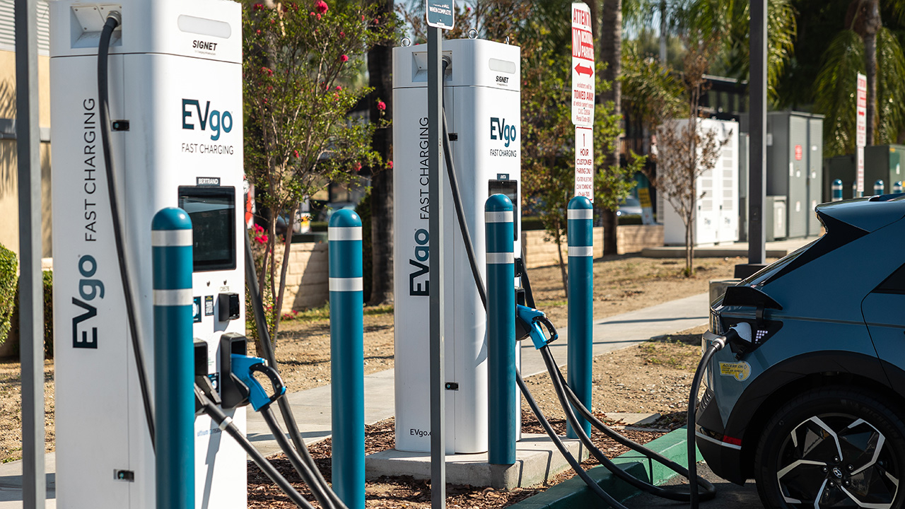 Through collaboration with utilities from coast to coast, EVgo continues to accelerate fast charger deployment by leveraging incentive programs. Photo: Business Wire/EVgo