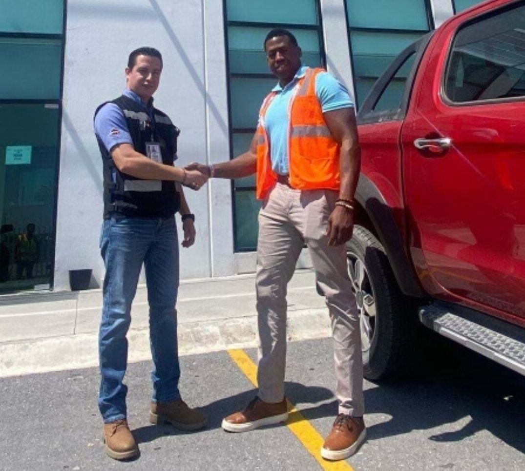 Will McCoy, CEO of Vehya, (right) meets with Carlos Gomez, project manager, CTPAT, and CI Coordinator of Utilimaster Saltillo, Mexico. Photo: Utilimaster