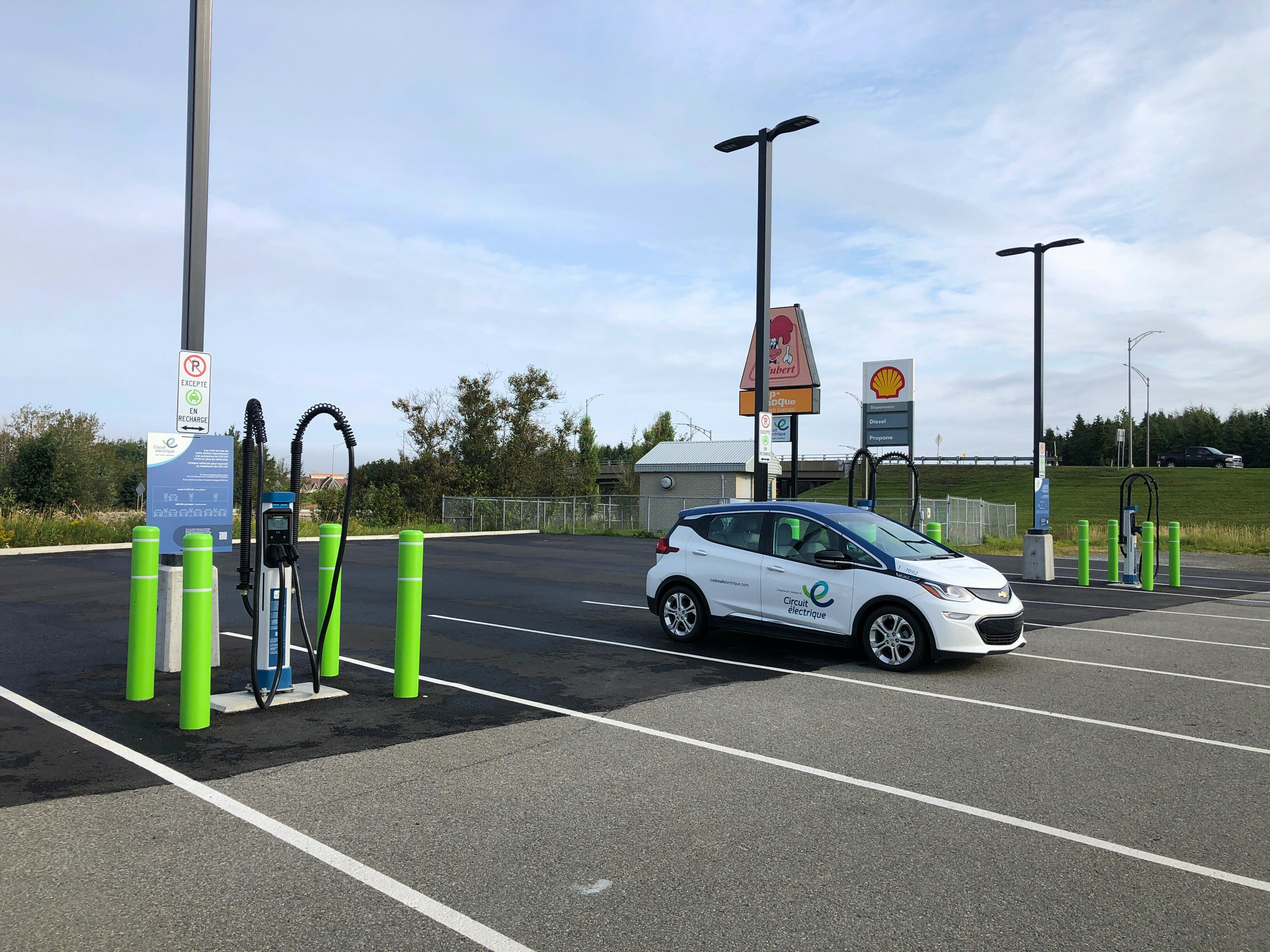 CAPTION: The Electric Circuit’s new Rivière-du-Loup fast-charging site with Kempower power-sharing stations. Photo: CNW Group/Circuit électrique