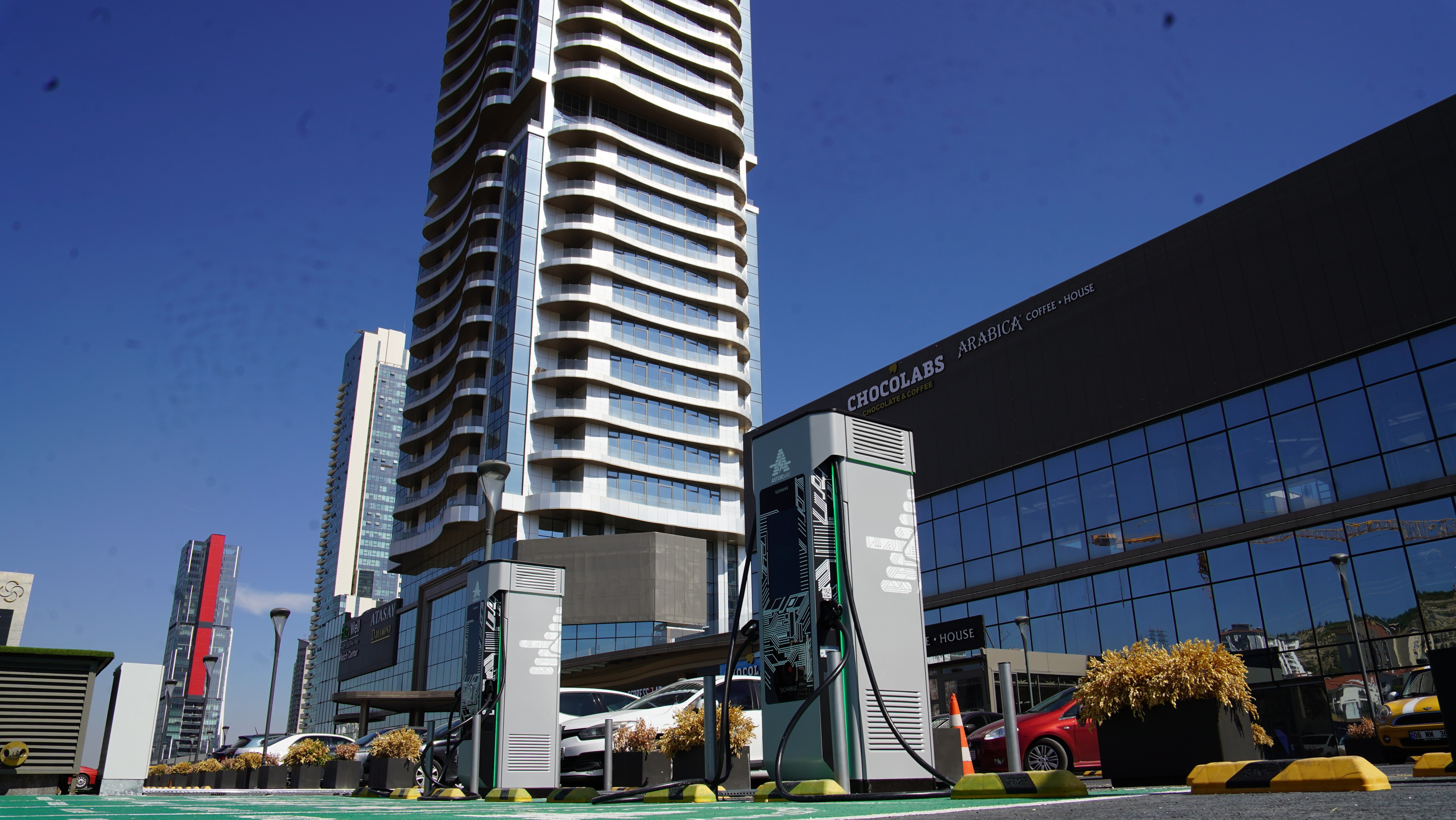 Siemens SICHARGE D fast chargers at the Elya Center Shopping Mall in Ankara