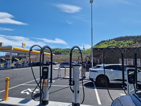 The first project in the collaboration between Kempower and St1 Energy was St1’s new 24-hour operating energy station featuring 16 of Kempower’s high power charging points in the Norwegian municipality of Kristiansand. Photo: Kempower