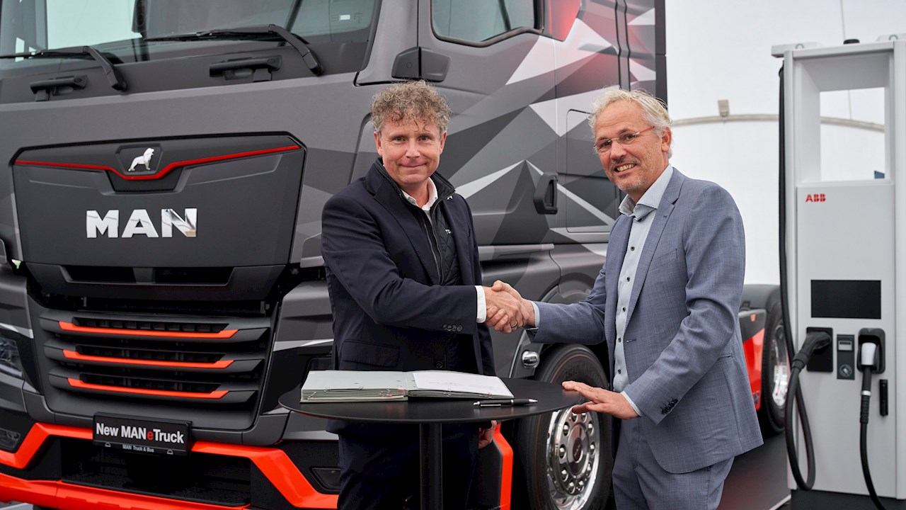 Thomas Nickels (left) with Floris van de Klashorst at the signing of the cooperation agreement at the MAN test track in Munich. Photo: MAN Truck & Bus