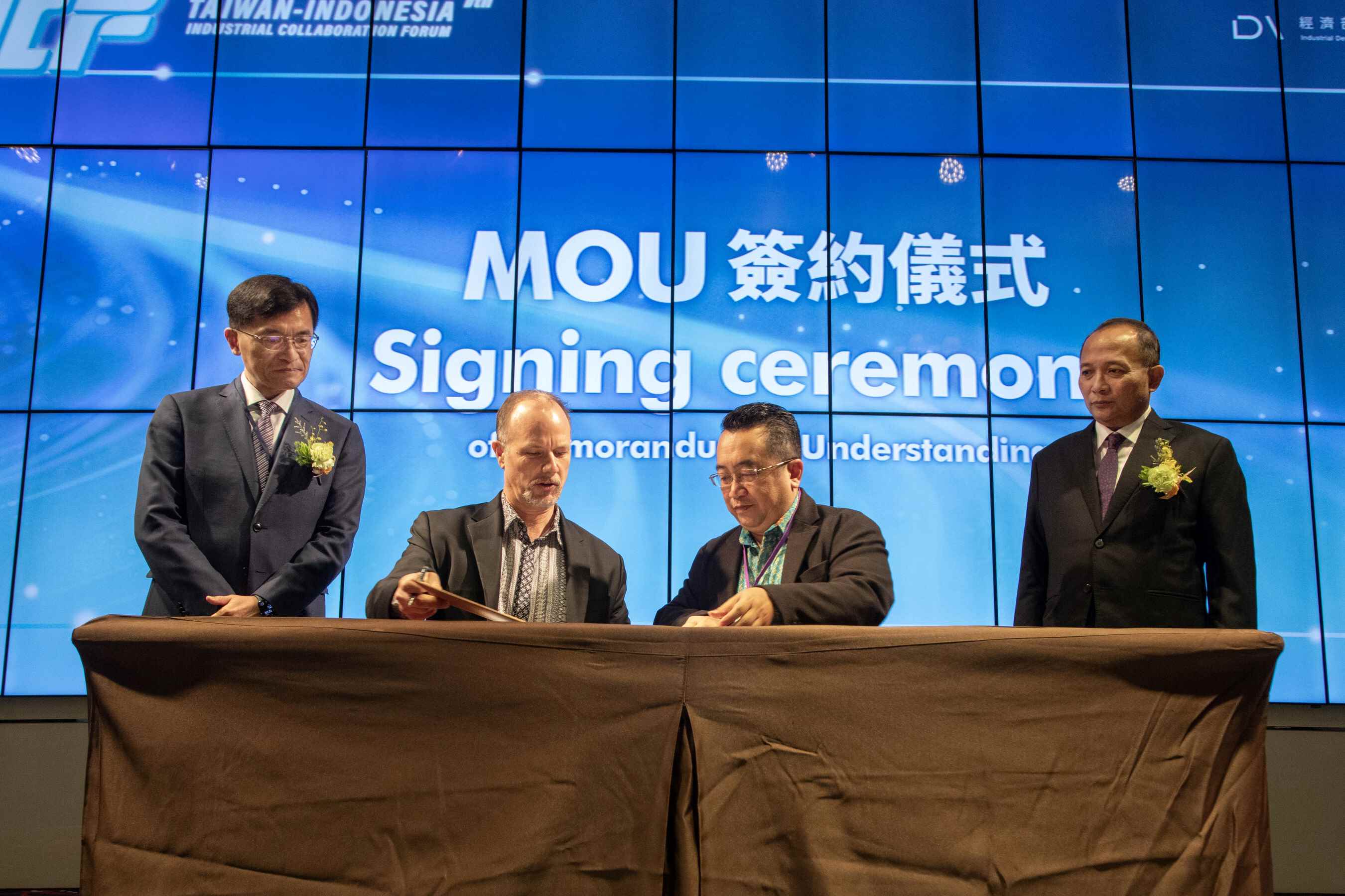 The MOU was signed by Joegianto, general manager of PT Hartono Istana Teknologi (Polytron), and David Leal, Delta Electronics VP of SEA business