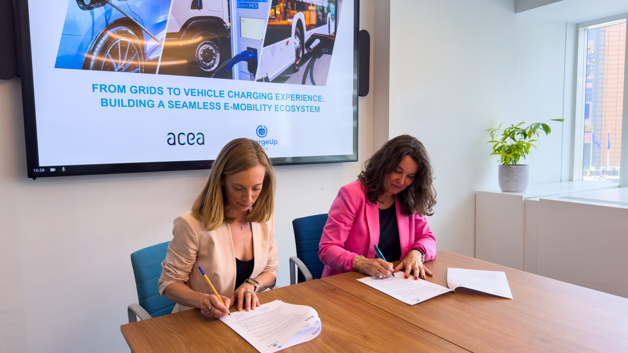 Lucy Mattera, secretary general of ChargeUp Europe (left) and Sigrid de Vries, director general of ACEA sign the joint declaration. Photo: ACEA