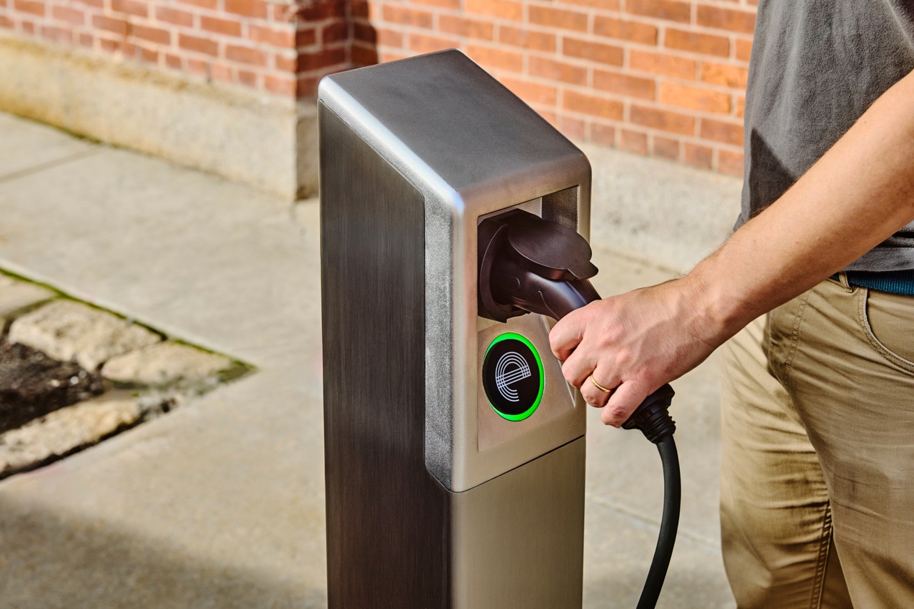 Boston becomes one of the first US cities to implement public and scalable EV curbside charging. Photo: Itselectric