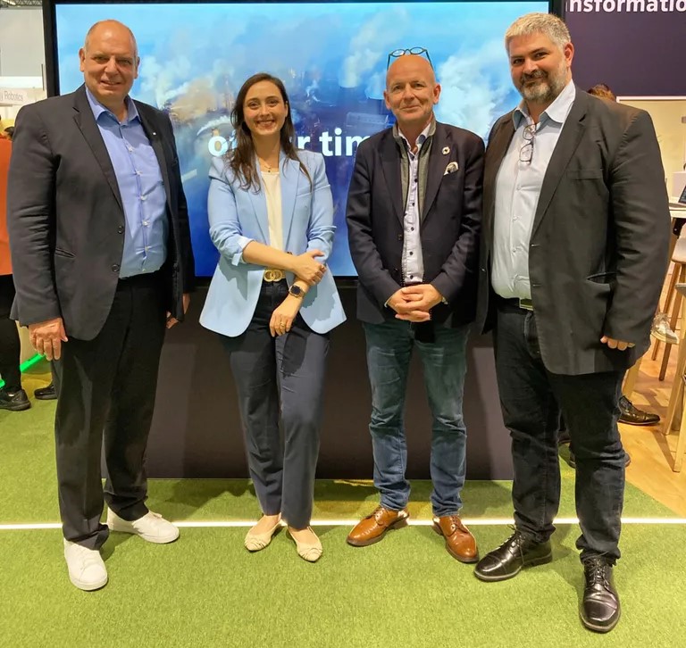 Signing the MoU are (L to R) Axel Lorenz, CEO of Process Automation at Siemens Digital Industries, Mariana Vaz Sigoli, Siemens Hydrogen Centre of Competence, Jan Grimbrandt, CEO of Boson Energy and Liran Dor, CTO of Boson Energy. Photo: Siemens