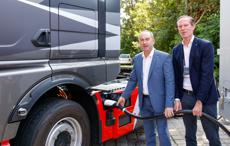 Hubert Aiwanger (left), Bavarian State Minister for Economic Affairs, Regional Development and Energy and Frederik Zohm, Executive Board Member for Research and Development at MAN Truck & Bus charge the new MAN eTruck with over 1,000 kW