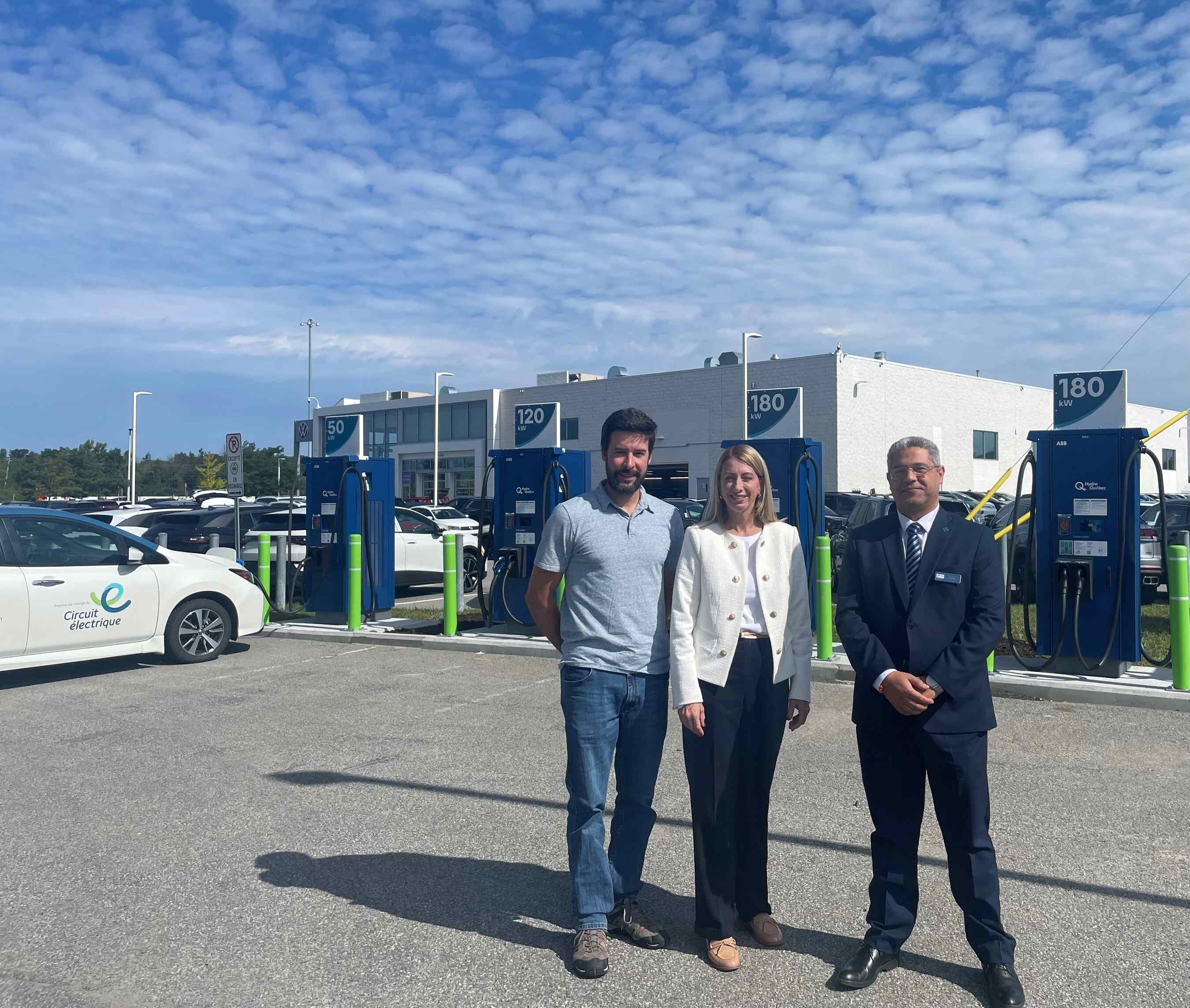 From left to right: Samuel Bergeron, coordination technician - Transportation Electrification at Hydro-Québec, France Lampron, head of the Electric Circuit at Hydro-Québec, and Ramy Gerges, general manager - Holiday Inn Express & Suites Vaudreuil-Dorion Photo: Electric Circuit