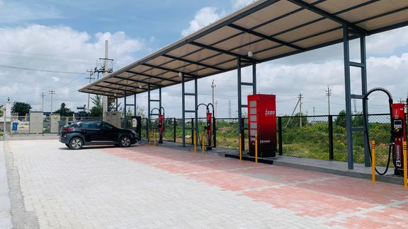 Kempower and Zeon start the collaboration with a target to establish a network of over 20 charging hubs in India over the upcoming years, with one charging site in Sira, Karnataka already installed