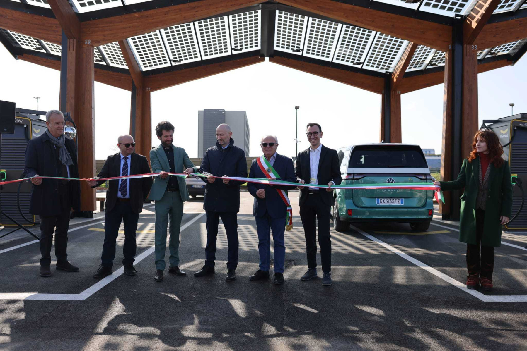 Sales of EVs in January 2025 were up 132% year-on-year in Italy, with over 300,000 fully EVs now registered in the country. Image of the opening ceremony for the Brescia charging station: Fastned