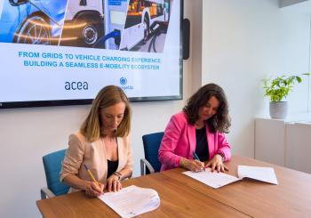 Lucy Mattera, secretary general of ChargeUp Europe (left) and Sigrid de Vries, director general of ACEA sign the joint declaration. Photo: ACEA