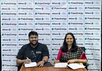 Charu Kaushal, managing director of Allianz Partners India and Akhil Jayaprakash, co-founder of Pulse Energy sign the partnership agreement. Photo: Allianz Partners India