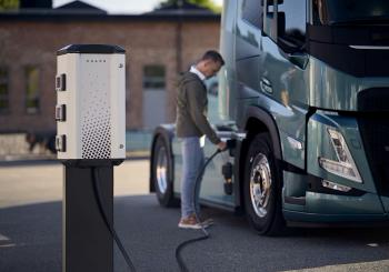 Volvo Trucks’ new service, Charging Management, allows transport companies to efficiently manage the private charging of their electric trucks at the home-depot. Photo: Volvo Truck and Bus