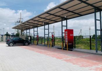 Kempower and Zeon start the collaboration with a target to establish a network of over 20 charging hubs in India over the upcoming years, with one charging site in Sira, Karnataka already installed