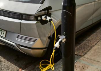 UK Power Networks has updated its technical guidance to give confidence to the energy industry to deliver a large-scale roll-out of lamp post charging. Photo: Ubitricity