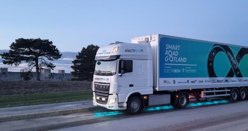 A Ginaf E–truck wirelessly charging on Electreon's Smartroad in Gotland, Sweden, the world’s first electric road for trucks and buses. Image: Electreon