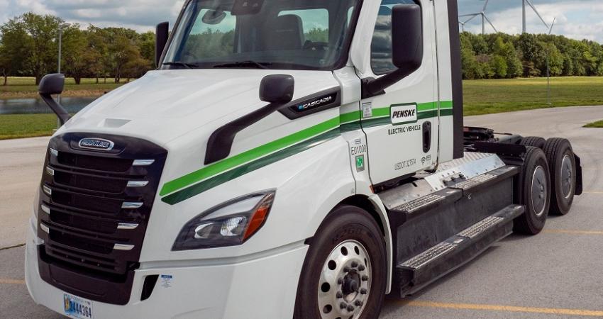 A Freightliner eCascadia semi-truck at One Energy corporate headquarters in Findlay, OH. Photo: Business Wire