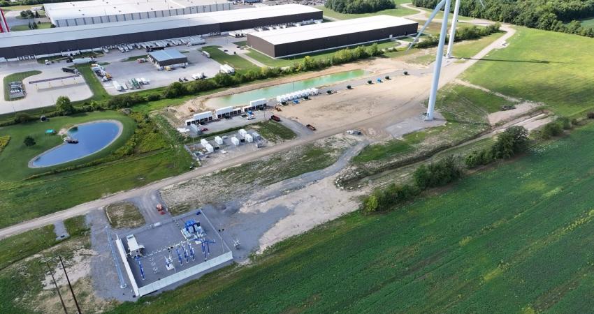  One Energy’s Megawatt Hub can deliver 760,000 kWh of capacity, powering up to 90 electric semi-trucks per day. Photo: Business Wire