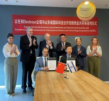 Oren Ezer and Shang Min sign the strategic agreement to deploy the Electric Road in China. Photo: Electreon