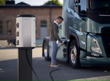 Volvo Trucks’ new service, Charging Management, allows transport companies to efficiently manage the private charging of their electric trucks at the home-depot. Photo: Volvo Truck and Bus