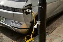 UK Power Networks has updated its technical guidance to give confidence to the energy industry to deliver a large-scale roll-out of lamp post charging. Photo: Ubitricity